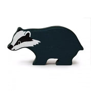 Borz prémium minőségű fából, Tender Leaf Toys – Kézzel festett, fából készült borzfigura, amely tökéletes kiegészítője lehet egy erdei állatok gyűjteményének.