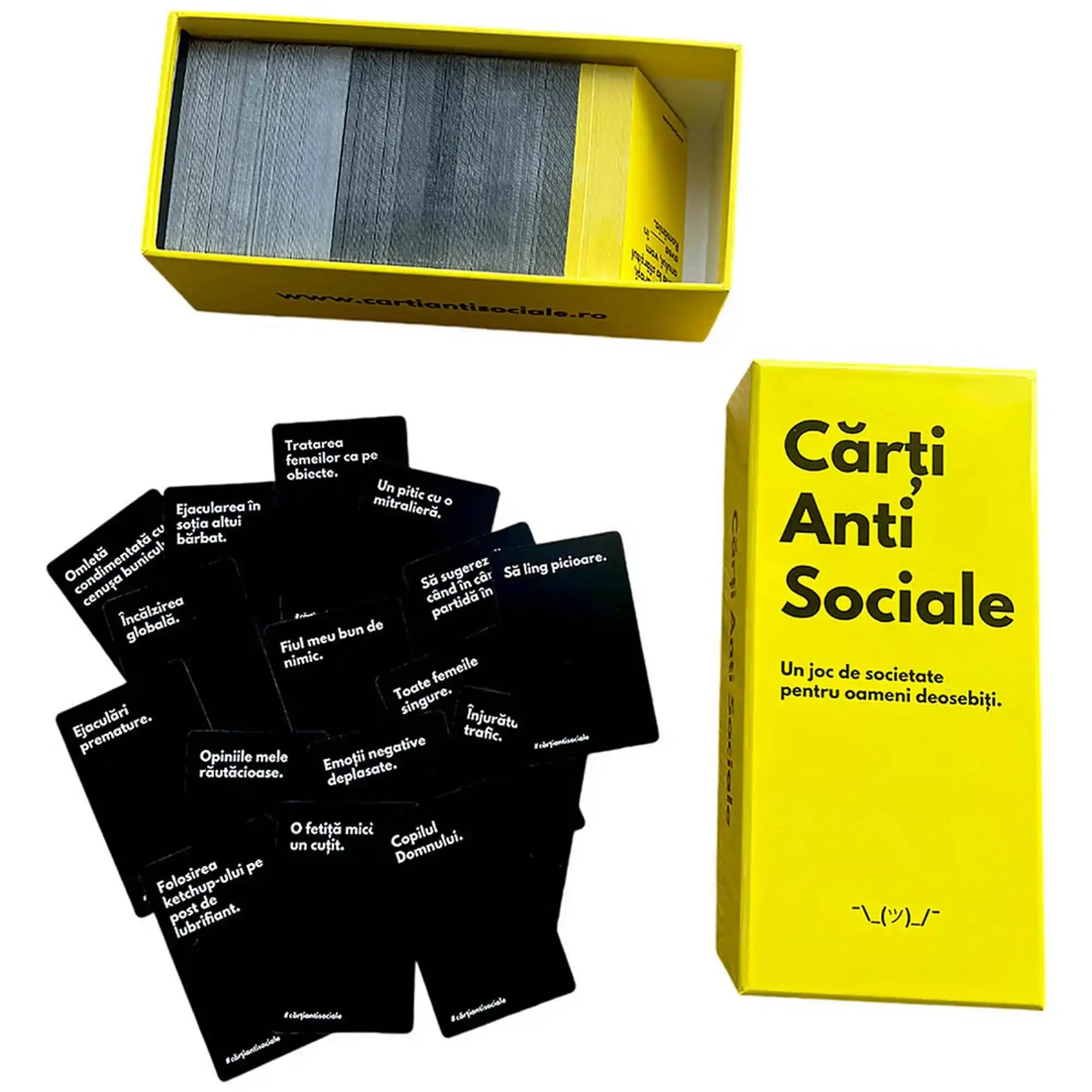 Cărți Anti Sociale játék tartalma fekete válaszkártyákkal, sárga dobozzal és román nyelvű partijáték elemekkel.