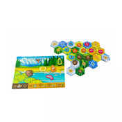 A Cascadia Junior játéktábla és egy részben kirakott játéktér, háttérben hegyekkel és erdővel illusztrálva.