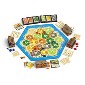 A Catan Big Box társasjáték teljes játéktáblája felépítve, hatszögletű mezőkkel, erőforráskártyákkal, dobókockákkal és színes játékfigurákkal elrendezve.