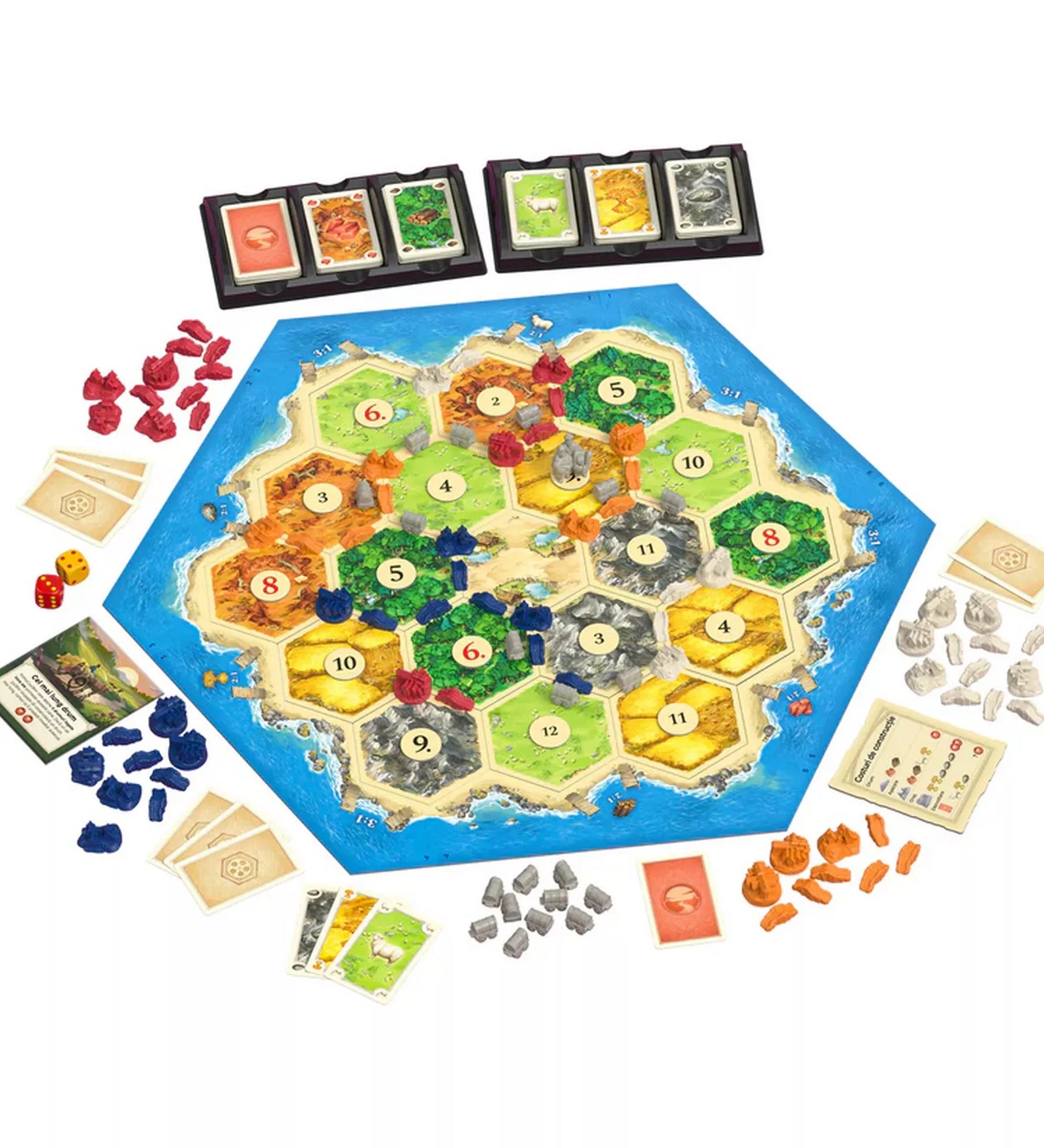 A Catan: Negustori și barbari kiegészítő teljes játéktáblája felülnézetből. Láthatók a hatszögletű erőforráslapkák, a különböző színű telepes figurák, karavánok, kockák és kártyák, amelyek a stratégiai játék menetét illusztrálják.