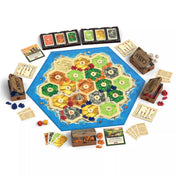 A Catan társasjáték teljes játéktáblája, hatszögletű mezőkkel, nyersanyagkártyákkal, dobókockákkal és színes kolóniákkal berendezve a játék közbeni állapotban.