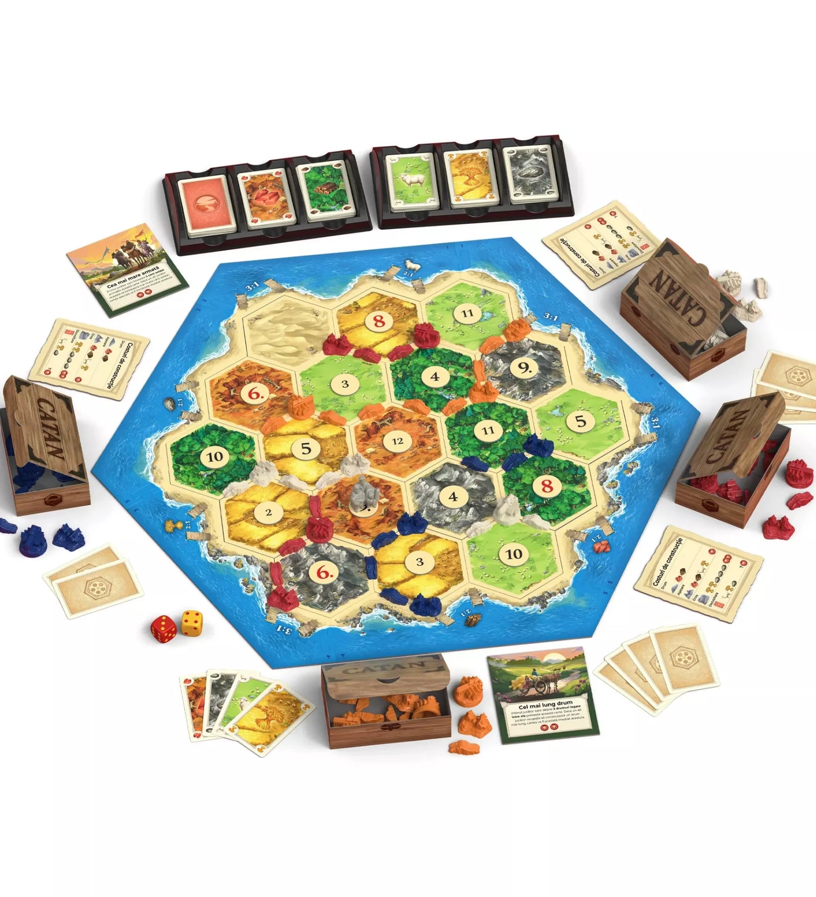 A Catan társasjáték teljes játéktáblája, hatszögletű mezőkkel, nyersanyagkártyákkal, dobókockákkal és színes kolóniákkal berendezve a játék közbeni állapotban.