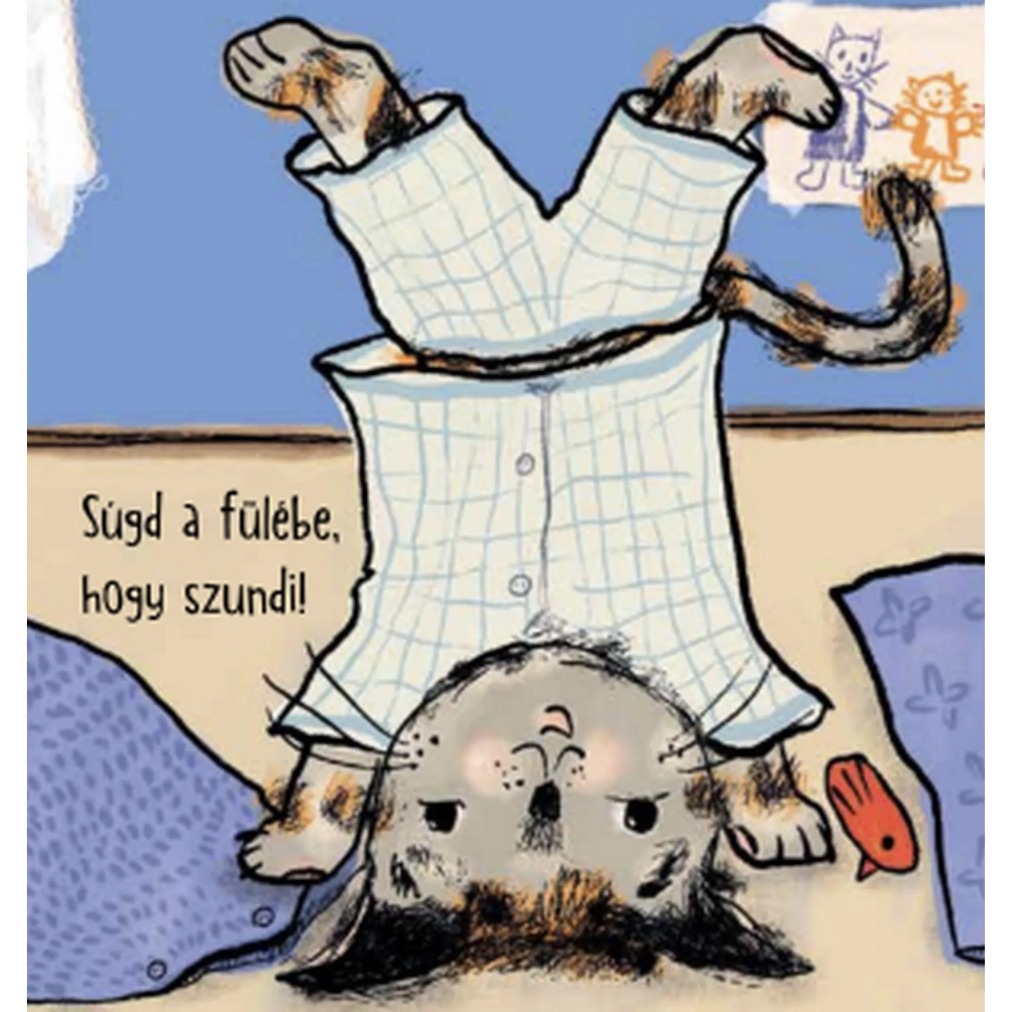Cicus elalszik – a pizsamás kiscica fejen állva próbál elaludni, körülötte párnák és egy kis piros halacskajáték látható.