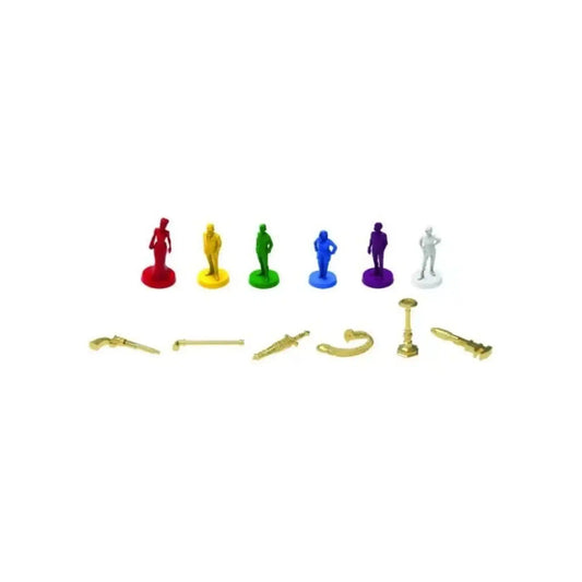 Cluedo társasjáték figurák és fegyverek, színes karakterbábuk és arany színű eszközök közelről.