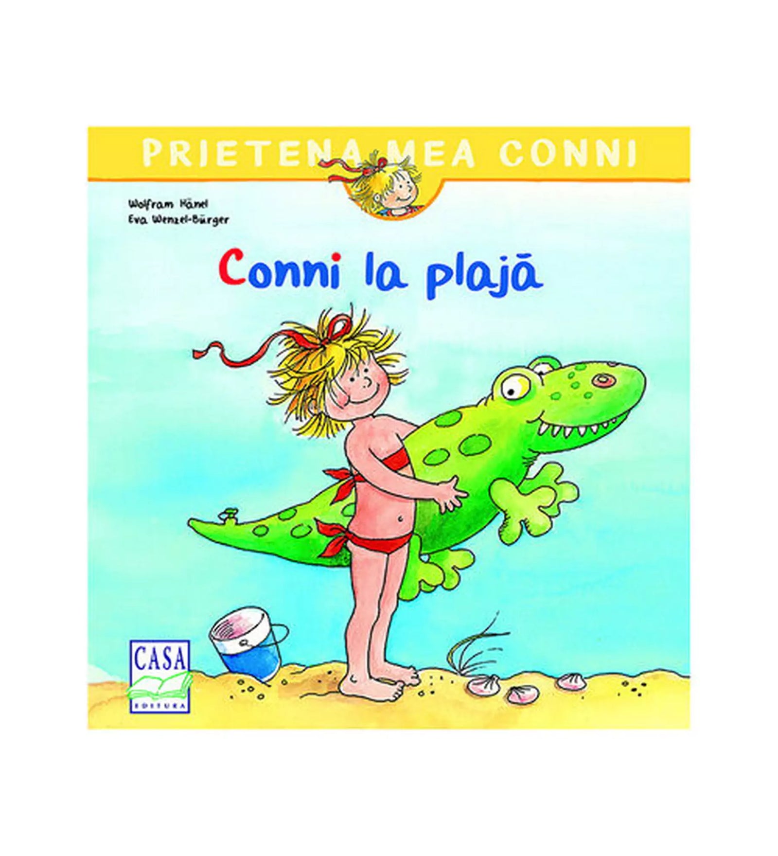 „A Conni la plajă román nyelvű mesekönyv borítója, amelyen Conni piros fürdőruhában áll a tengerparton, kezében zöld felfújható krokodilját, Fridolint tartva.”