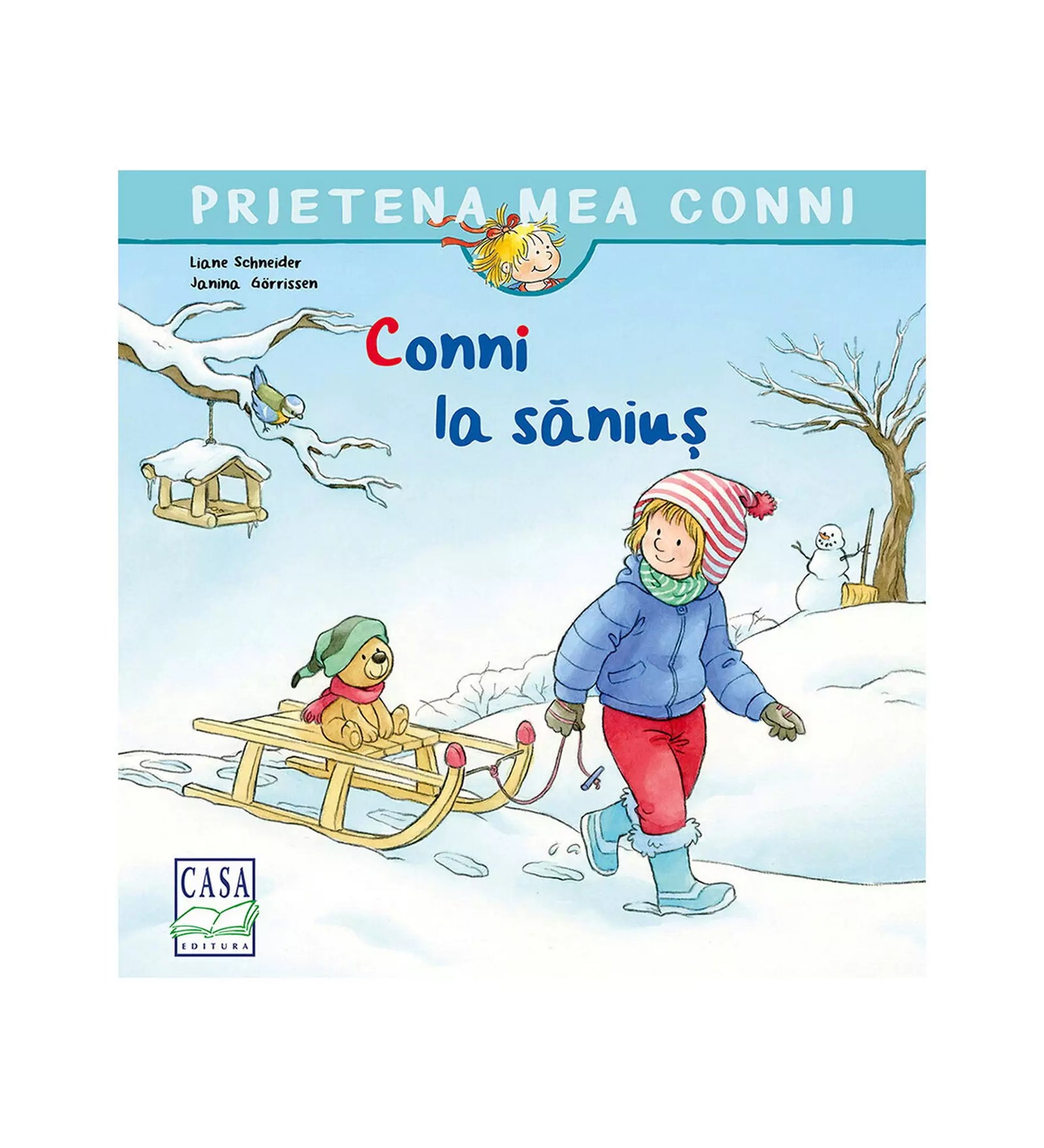 A könyvborítón a „Conni la săniuș” felirat látható. A téli jeleneten Conni piros nadrágban, kék kabátban és csíkos sapkában sétál a hóban, miközben egy szánkót húz, amelyen egy plüssmackó ül. A háttérben egy hóember és havas faágak látszanak.