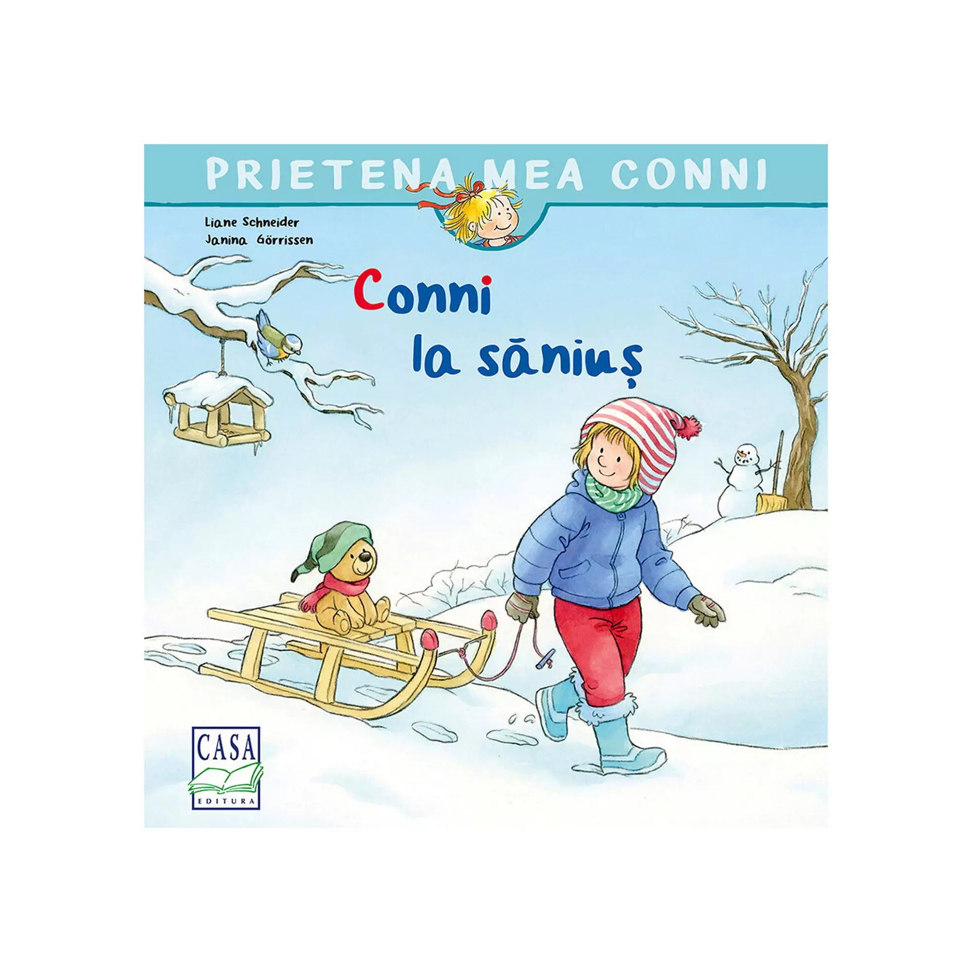A könyvborítón a „Conni la săniuș” felirat látható. A téli jeleneten Conni piros nadrágban, kék kabátban és csíkos sapkában sétál a hóban, miközben egy szánkót húz, amelyen egy plüssmackó ül. A háttérben egy hóember és havas faágak látszanak.