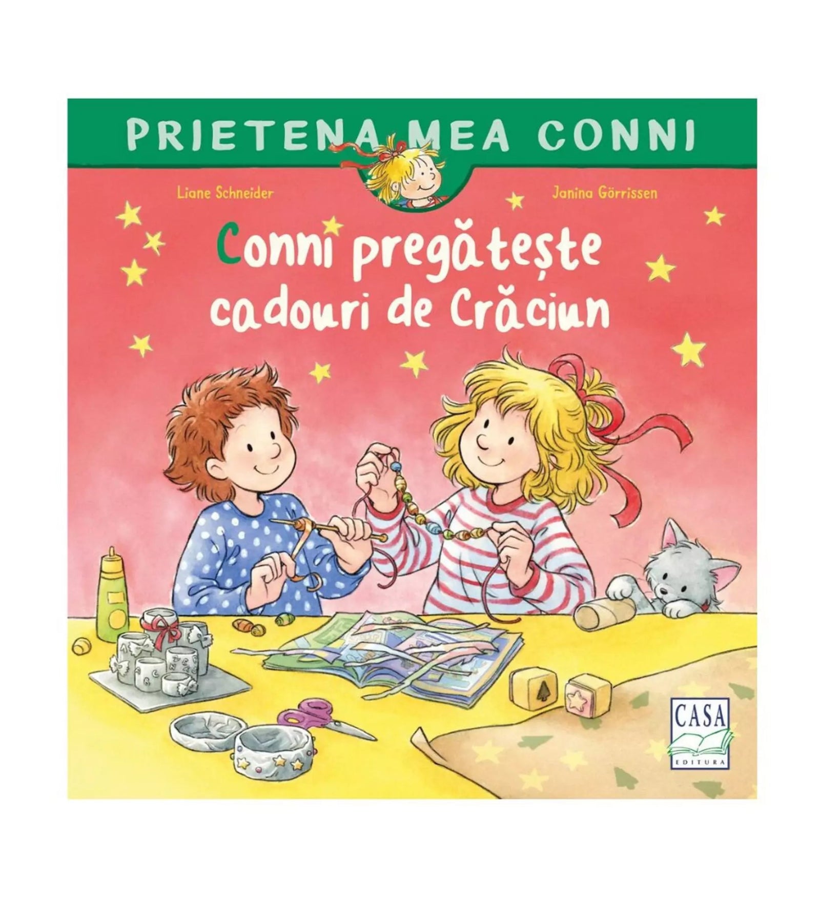 A „Prietena mea Conni – Conni pregătește cadouri de Crăciun” című gyerekkönyv borítóján Conni és egy barátja látható, amint közösen karácsonyi ajándékokat készítenek. A két mosolygó gyerek színes gyöngyfüzért fűz az asztalnál, amelyen ragasztó, olló, papírok és más kézműves eszközök hevernek.