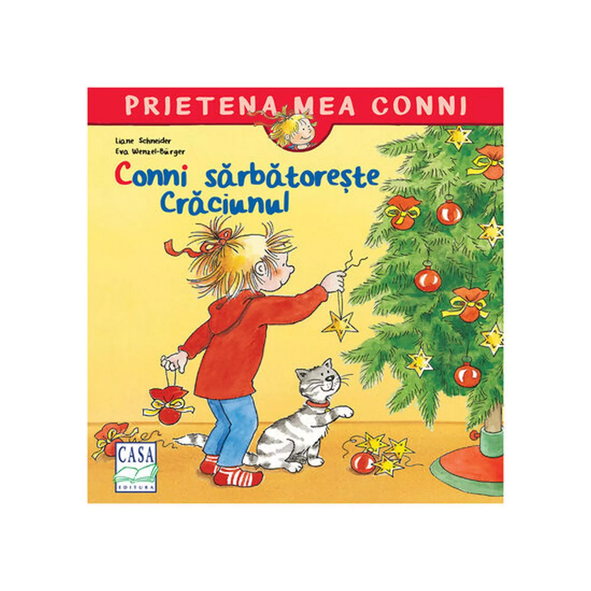 „A Conni sărbătorește Crăciunul román nyelvű mesekönyv borítója, amelyen Conni karácsonyfát díszít, mellette a család cicája figyeli a csillagokat és gömböket.”