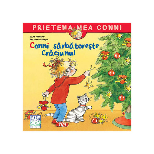 „A Conni sărbătorește Crăciunul román nyelvű mesekönyv borítója, amelyen Conni karácsonyfát díszít, mellette a család cicája figyeli a csillagokat és gömböket.”