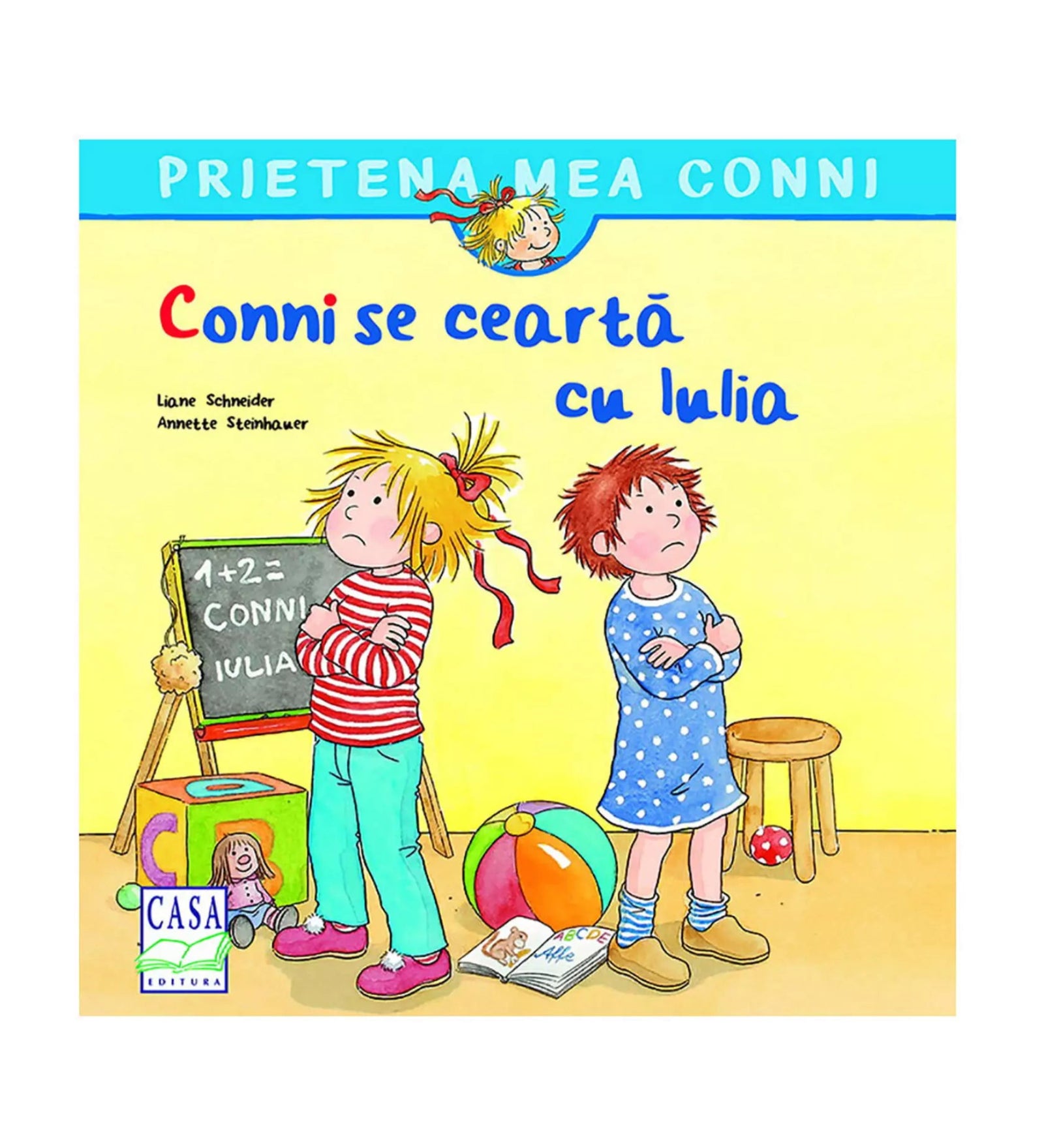 A „Conni se ceartă cu Iulia” című gyerekkönyv borítója, amelyen Conni és Iulia sértődötten, összefont karral állnak egymás mellett, játékokkal körülvéve.
