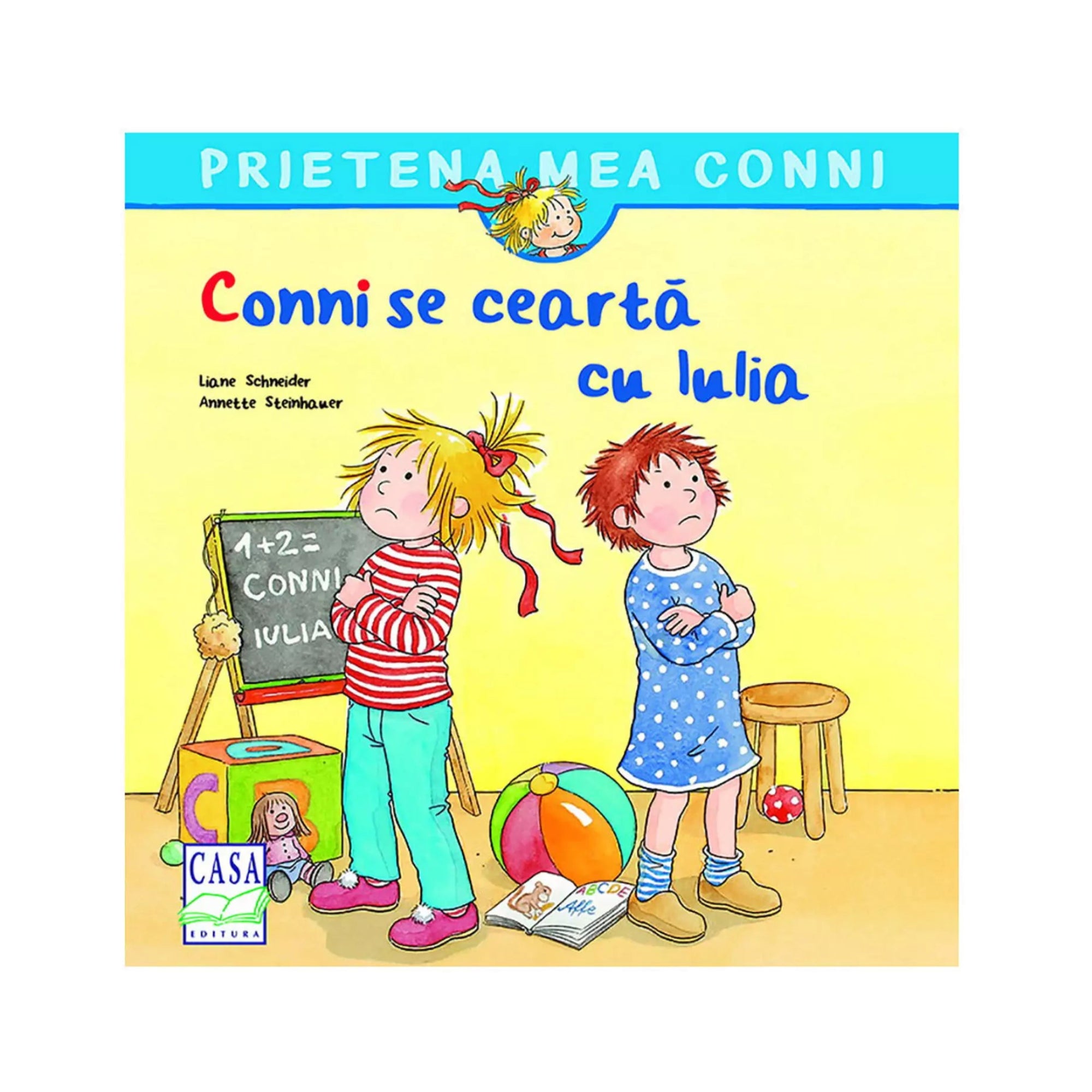 A „Conni se ceartă cu Iulia” című gyerekkönyv borítója, amelyen Conni és Iulia sértődötten, összefont karral állnak egymás mellett, játékokkal körülvéve.