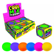 Cool Mix Squishy 10 cm stresszlevezető játék (zöld), színes dobozban, mellette hat különböző színű labda és Cool Mix bemutatóállvány.