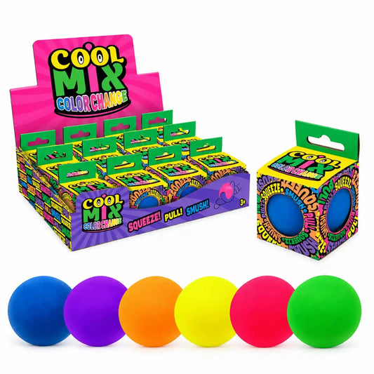 Cool Mix Squishy 7 cm stresszlevezető játék (kék) – Kék labdát tartalmazó doboz és több színes termékcsomagolás bemutatóállványon, alattuk hat színes squishy labda.
