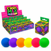 Cool Mix Squishy 7cm stresszlevezető játék (lila), színes bemutatóállványon elhelyezett dobozokkal és hat különböző színű labdával.