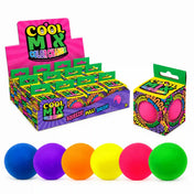 Cool Mix Squishy 7 cm stresszlevezető játék (rózsaszín) – Színes bemutatóállványon sorakozó dobozok, mellettük rózsaszín labdával töltött doboz és hat különböző színű squishy labda.