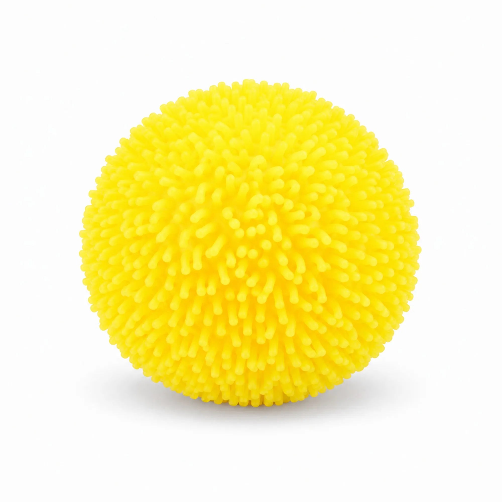 Cool Mix Squishy: Bolyhos tapintású labda 6 cm stresszlevezető játék (sárga) – sárga, puha tüskékkel borított stresszlabda fehér háttéren.