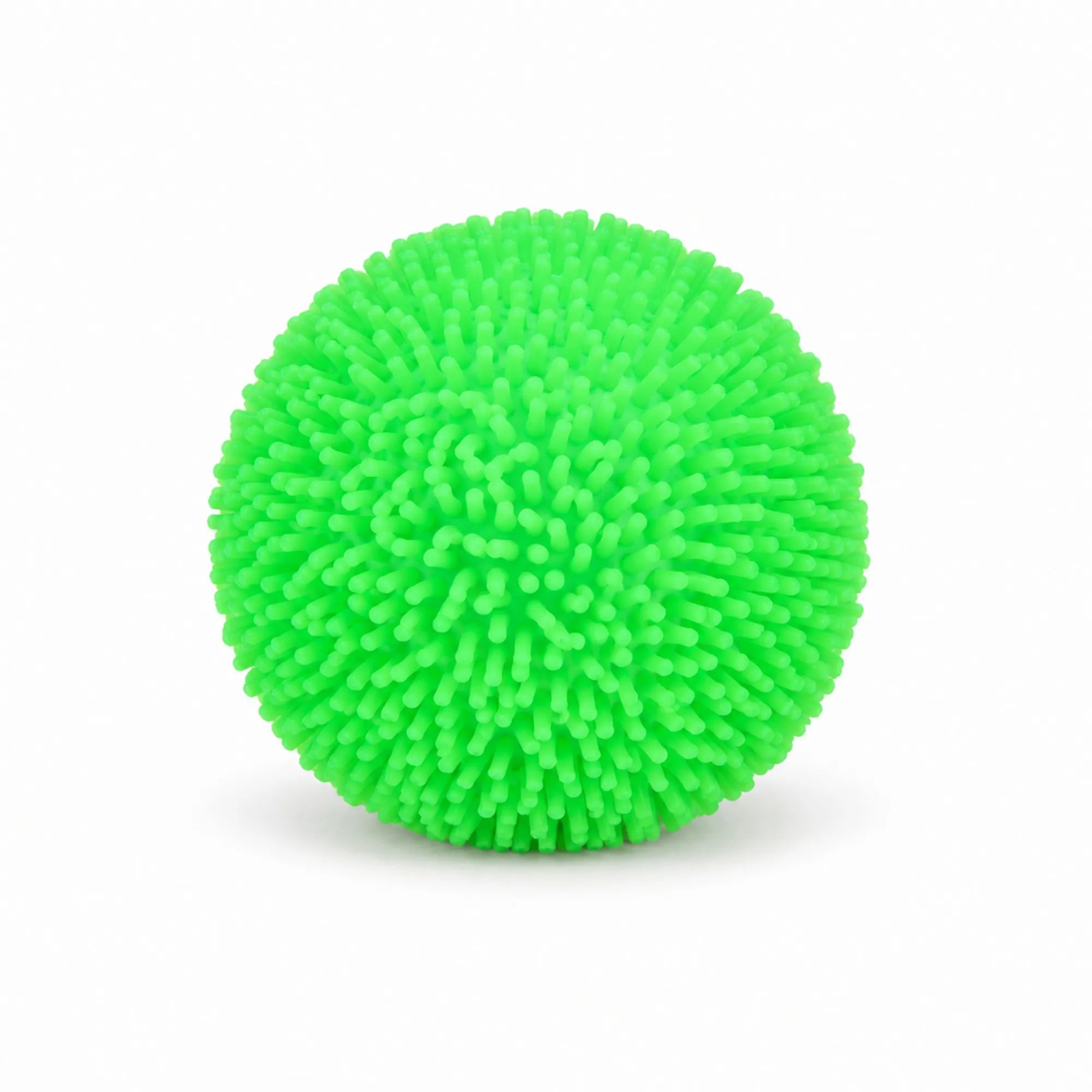 Zöld Cool Mix Squishy tüskés stresszlabda fehér háttér előtt