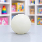Fehér Cool Mix sötétben világító squishy stresszlabda színes háttér előtt