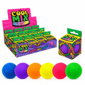 Cool Mix színváltós squishy stresszlevezető játék (lila), színes bemutatóállványon elhelyezett dobozokkal és hat különböző színű labdával.