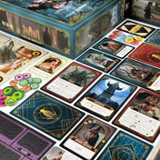 Cthulhu társasjáték játékmenet közben, kártyák, karakterek és jelölők elrendezve az asztalon, részletes komponensekkel