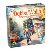 A Dabba Walla társasjáték doboza, amely egy mumbai ételfutárt ábrázol biciklivel, magasra pakolt ételhordókkal a zsúfolt városi forgatagban.