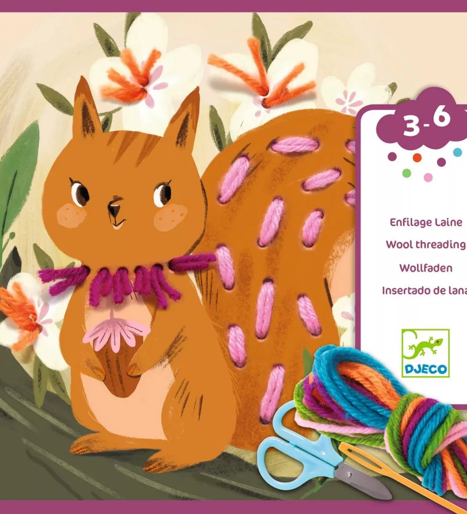 A Djeco Wool Threading gyapjúfűző játék dobozának borítója. A képen egy aranyos mókus látható, akinek farkát és nyakát színes fonalakkal lehet díszíteni. Az illusztrációt élénk színek és virágmotívumok díszítik, a sarokban olló, fonal és tű ikonja jelzi a készlet tartalmát.