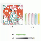 A Djeco Daydream készlet tartalma: négy csillámporozható kartonkép, hat különböző színű csillámpor tubus, egy speciális spatula a felületek eltávolításához és egy ecset a felesleges csillámpor lesöpréséhez. A képek motívuma egy virágkoronás hölgyet ábrázol narancssárga háttéren.