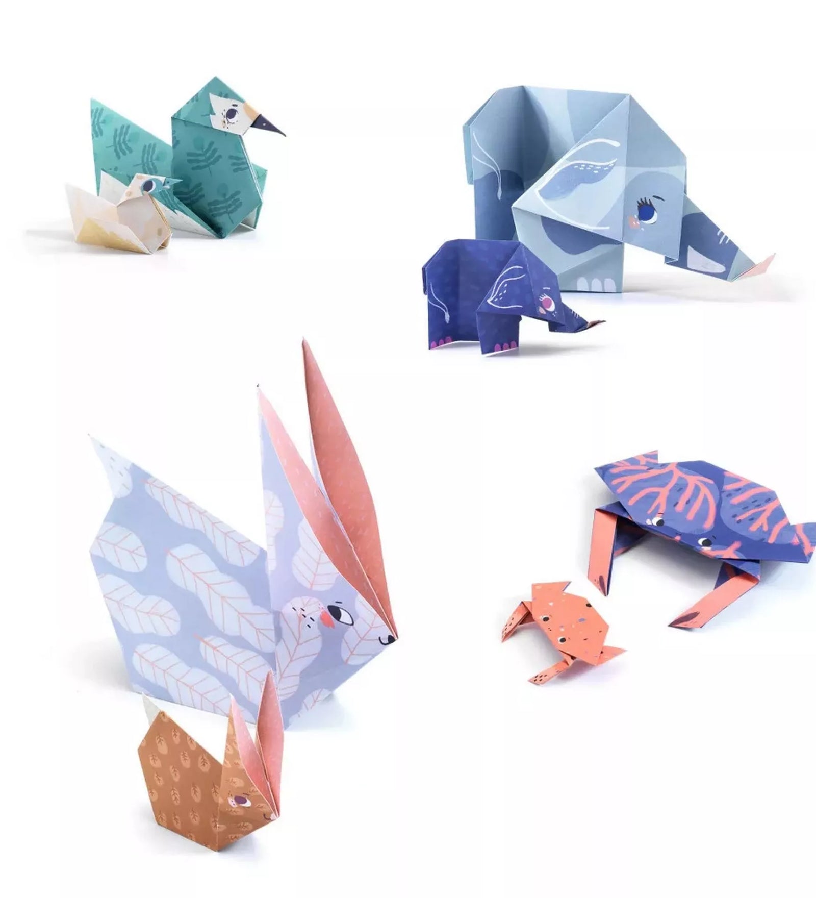 „A Djeco Origami – Állatcsaládok készlet alkotásai: kék és lila árnyalatú elefántpáros, zöld és bézs színű madárpár, valamint nyuszik és rákok különböző méretekben, színes origamilapokból hajtogatva.”
