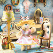 Djeco Csináld magad, Alba házikója – részletfotó Alba figuráról, berendezett szobában lámpával és tükörrel.