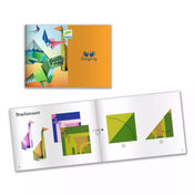 „A Djeco dinoszauruszos origami készlet útmutató füzete kinyitva: bal oldalon kész példák, jobb oldalon a brachioszaurusz lépésről lépésre bemutatott hajtogatási útmutatója.”