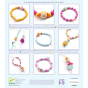 Gyöngyök és figurák – Gyöngyfűző készlet, Djeco: inspirációs ötletek különféle karkötő- és figuradísz mintákkal, élénk színekben összeállítva.