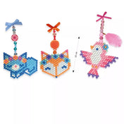 Vízzel tapadó gyöngyökből készült állatos függődíszek, Djeco Artistic Aqua Country Charm kreatív szett kész alkotásai