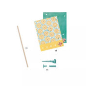 „A Virágos szélforgók – Djeco készlet tartalma kiterítve: 4 fa pálca, 8 virágmintás laminált papírlap és 4 műanyag rögzítőelem az elkészült szélforgók stabil összeszereléséhez.”