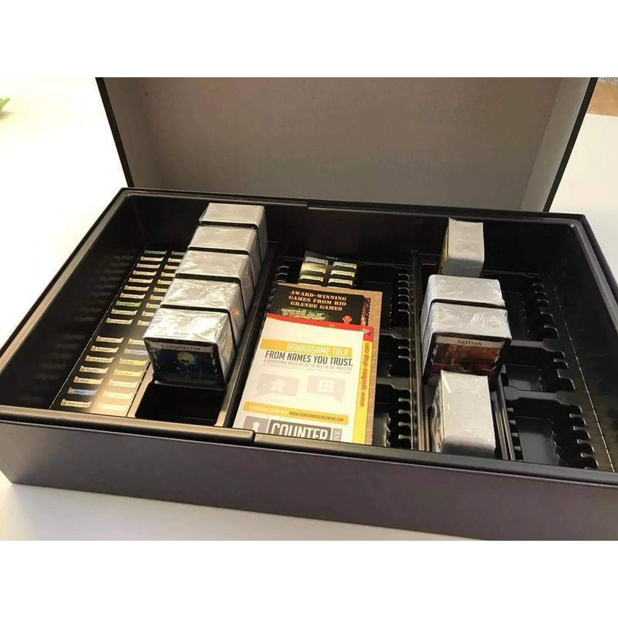 „Dominion: Big Box II társasjáték belső tartalma, rendezett rekeszekben elhelyezett kártyapaklikkal és játékkiegészítőkkel.”