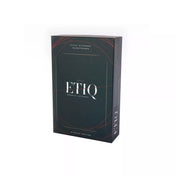 ETIQ – Morális játszmák felnőtteknek társasjáték doboza előlnézetben, letisztult fekete háttérrel és finom arany-vörös grafikai vonalakkal. A doboz közepén elegáns fehér „ETIQ” logó látható, fölötte a felirat: „Etikai dilemmák felnőtteknek”. Prémium megjelenésű csomagolás, amely a játék komoly, gondolatébresztő témáira utal.