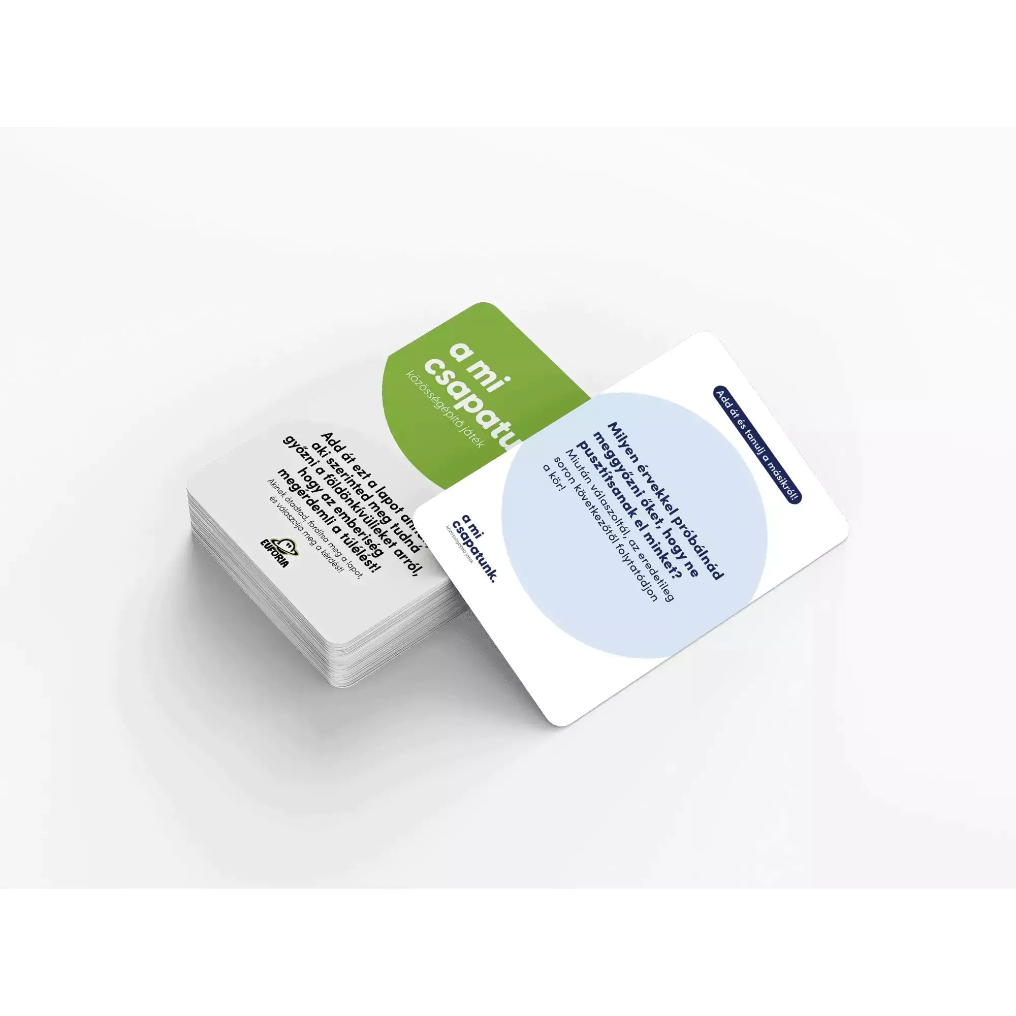 A mi csapatunk társasjáték kártyái fehér alapon, az egyik lap kérdést tartalmaz a csapatmunkáról, a pakli többi része részben látható.