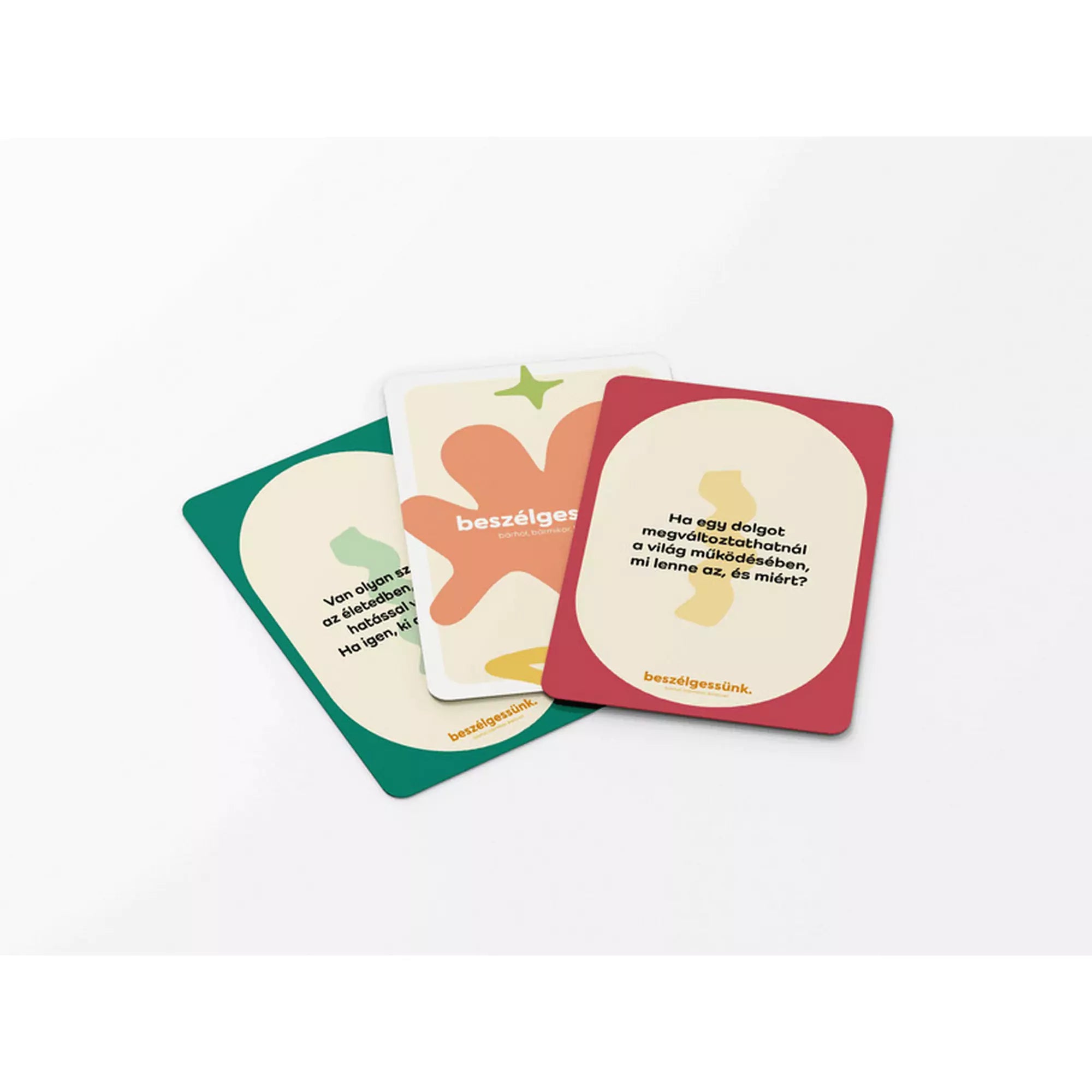 Három darab Beszélgessünk – Eufória Games kártya szétterítve, rajtuk mély kérdésekkel, mint például: „Ha egy dolgot megváltoztathatnál a világ működésében, mi lenne az, és miért?