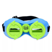 A Fejjel lefelé kihívás: Dupla csavar játékhoz tartozó zöld-kék szemüveg közelről, amely elforgatható lencséivel megváltoztatja a látást irányonként.