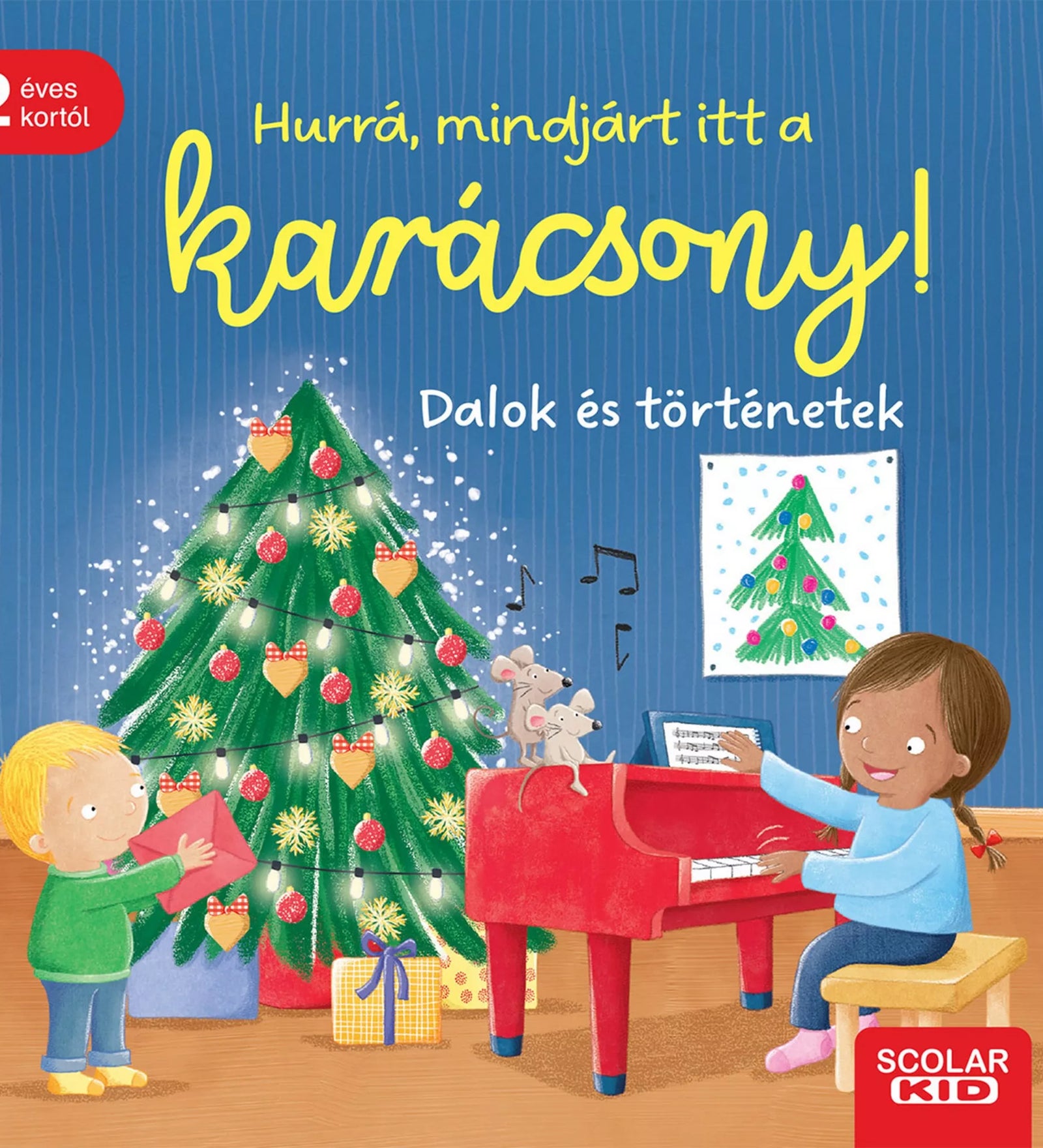 A „Hurrá, mindjárt itt a karácsony! – Dalok és történetek” című Scolar Kid könyv borítója. A képen egy feldíszített, fényfüzéres karácsonyfa áll ajándékokkal körülötte. Bal oldalon egy kisfiú piros borítékot tart, jobb oldalon egy kislány piros zongorán játszik, előtte két egérkés figura ül a zongorán. A háttér kék falú szoba, rajta gyermekrajz karácsonyfával. Bal felső sarokban piros jelzés: „2 éves kortól”, jobb alsó sarokban a Scolar Kid logó.