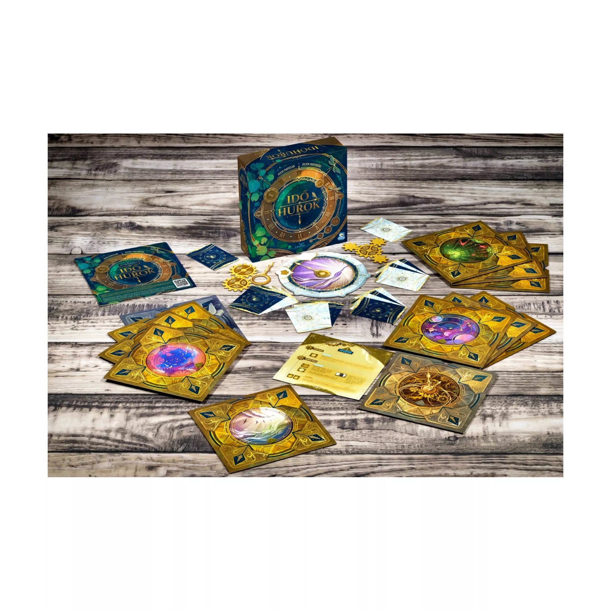 Az Időhurok társasjáték minden eleme kiterítve: díszes arany keretű kártyák, óratárcsák, szabálykönyv és játéktáblák a doboz mellett elhelyezve egy faasztalon.