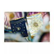 Az Időhurok társasjáték kártyáinak hátlapjai, csillagászati motívumokkal, bolygókkal és arany vonalrajzokkal díszítve – a játék elegáns, időtlen stílusát tükrözik.