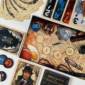 Dr. Jekyll és Mr. Hyde kártyái, valamint a játéktábla és különböző jelölők láthatók közelről. A részletgazdag illusztrációk a viktoriánus London hangulatát keltik életre.