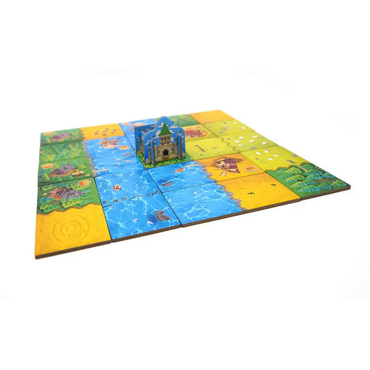 Kingdomino jubileumi kiadás, román nyelvű társasjáték színes dominólapokból épített királysága, középen háromdimenziós kastéllyal.