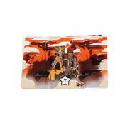 A játékban szereplő sötét, lávafolyós város három kártyából kirakva, narancs-vörös árnyalatokkal. A középen látható csillag ikon a pontértéket jelöli, a háttér drámai, lebegő hatást kelt.