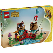 A LEGO Animal Crossing: Timmy és Tommy vidám kirándulása 77059 készlet doboza, amely a 513 darabos építőkészletet, Timmy és Tommy figuráit, valamint a piros hidas, tóparti Animal Crossing jelenetet ábrázolja.