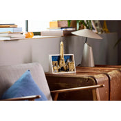 LEGO Architecture: Párizs, a szerelem városa 21064 – A párizsi díszmodell polcon elhelyezve, modern nappali enteriőrben.