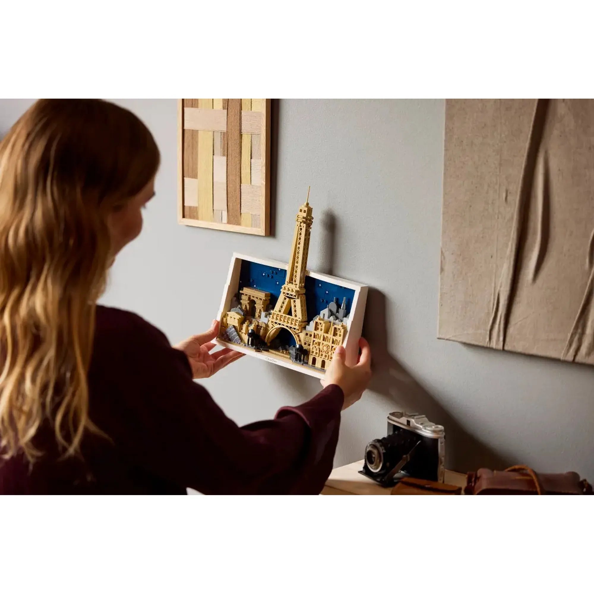 LEGO Architecture: Párizs, a szerelem városa 21064 – A kész LEGO díszmodell falra helyezése lakberendezési környezetben.