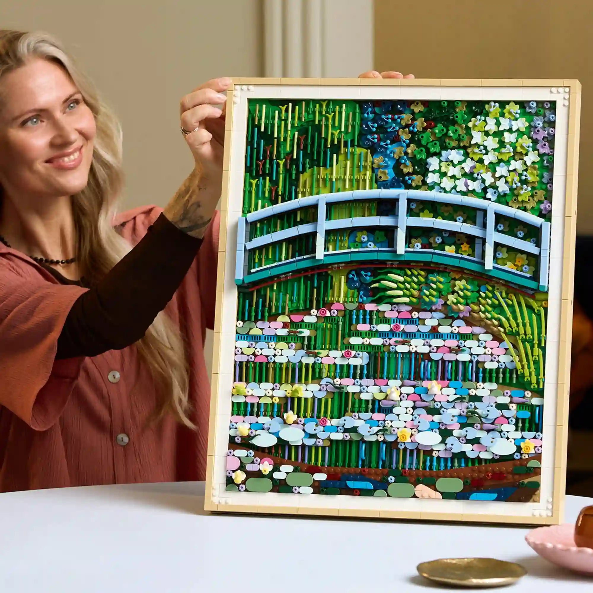 LEGO Art: Claude Monet Híd a vízililiomos tó felett 31220, 3179 darabos kész kép bemutatása kézben tartva.